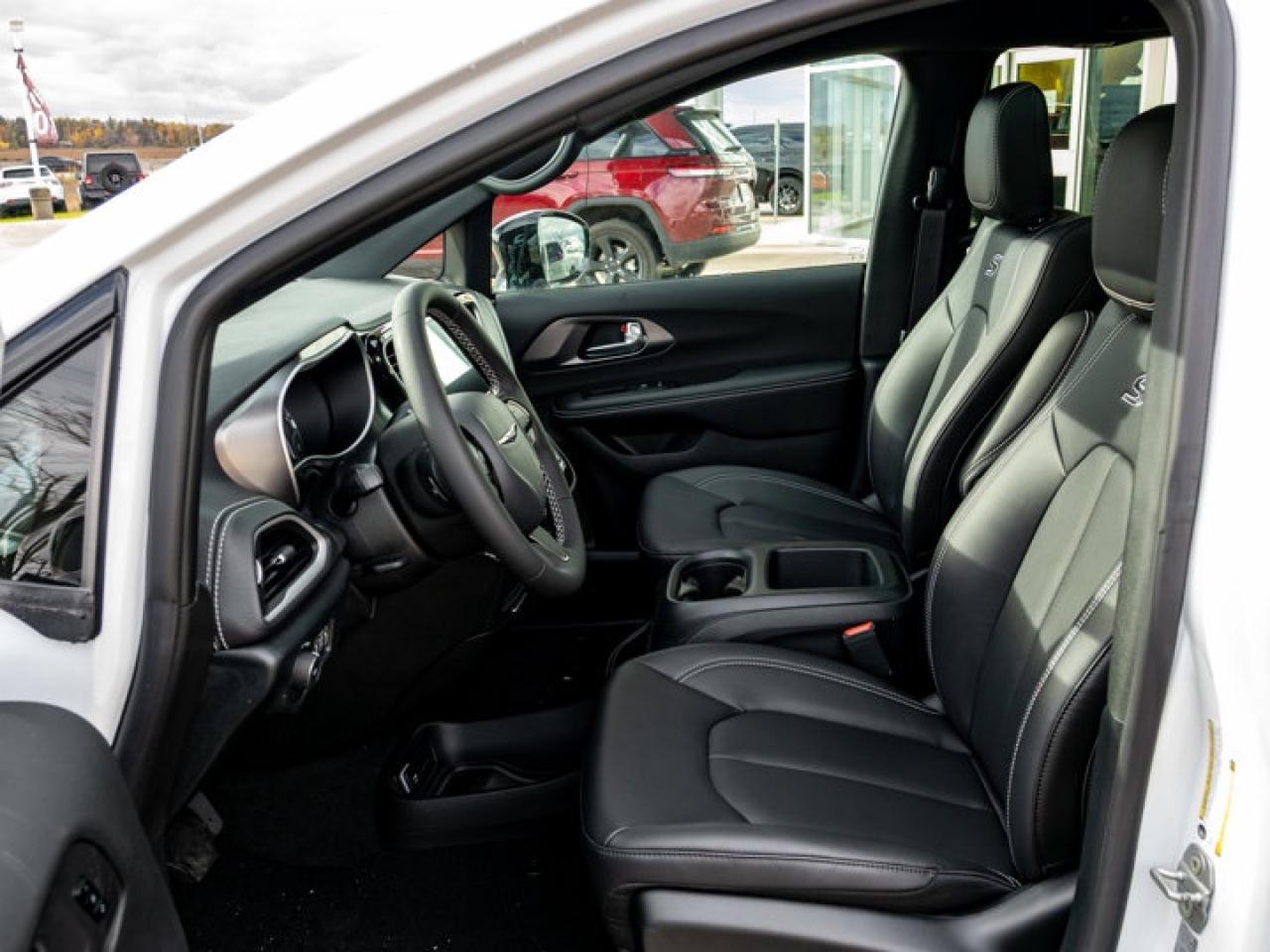 2026 Chrysler Pacifica Select Photo