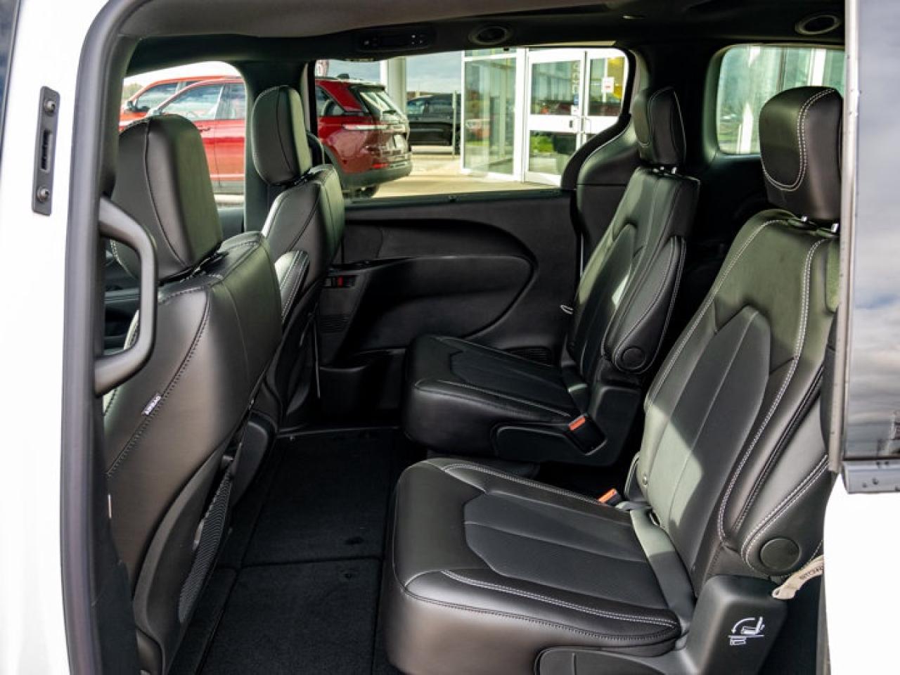 2026 Chrysler Pacifica Select Photo