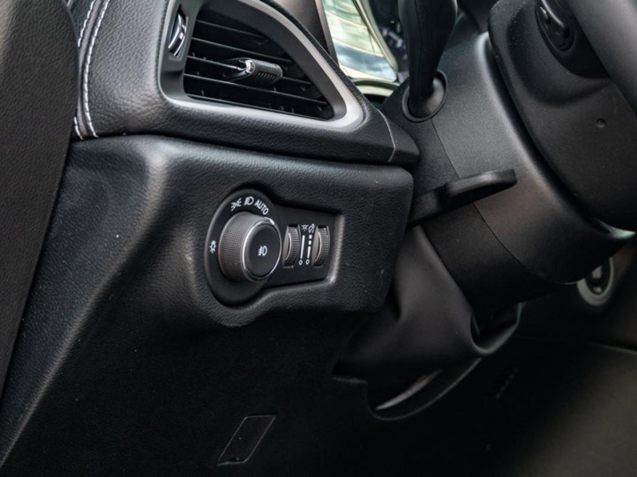 2026 Chrysler Pacifica Select Photo