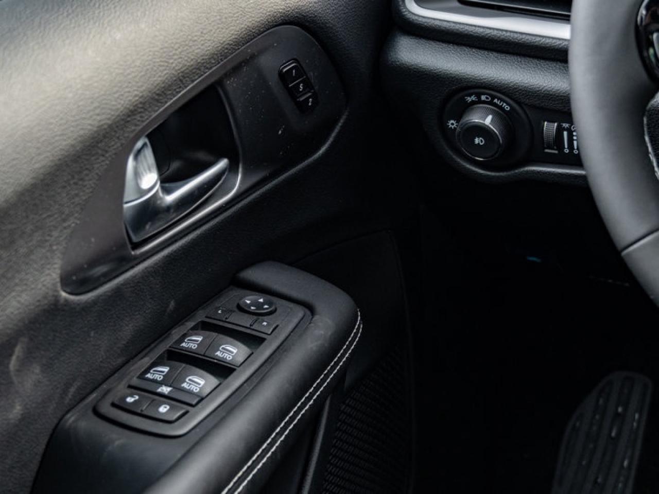 2026 Chrysler Pacifica Select Photo