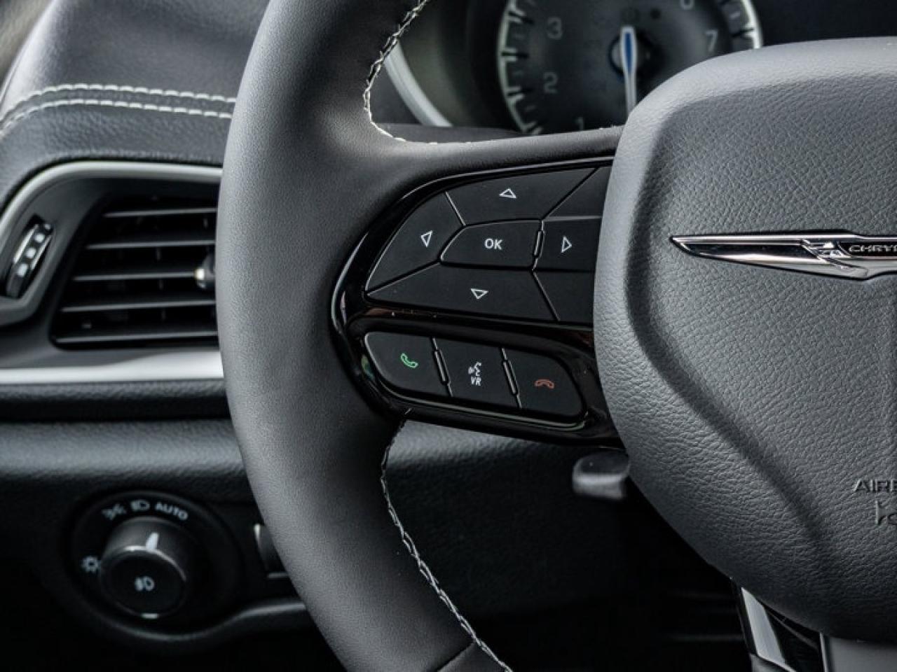 2026 Chrysler Pacifica Select Photo