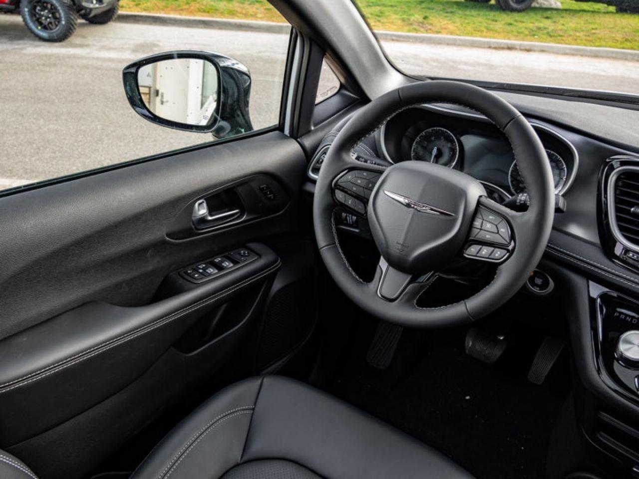 2026 Chrysler Pacifica Select Photo