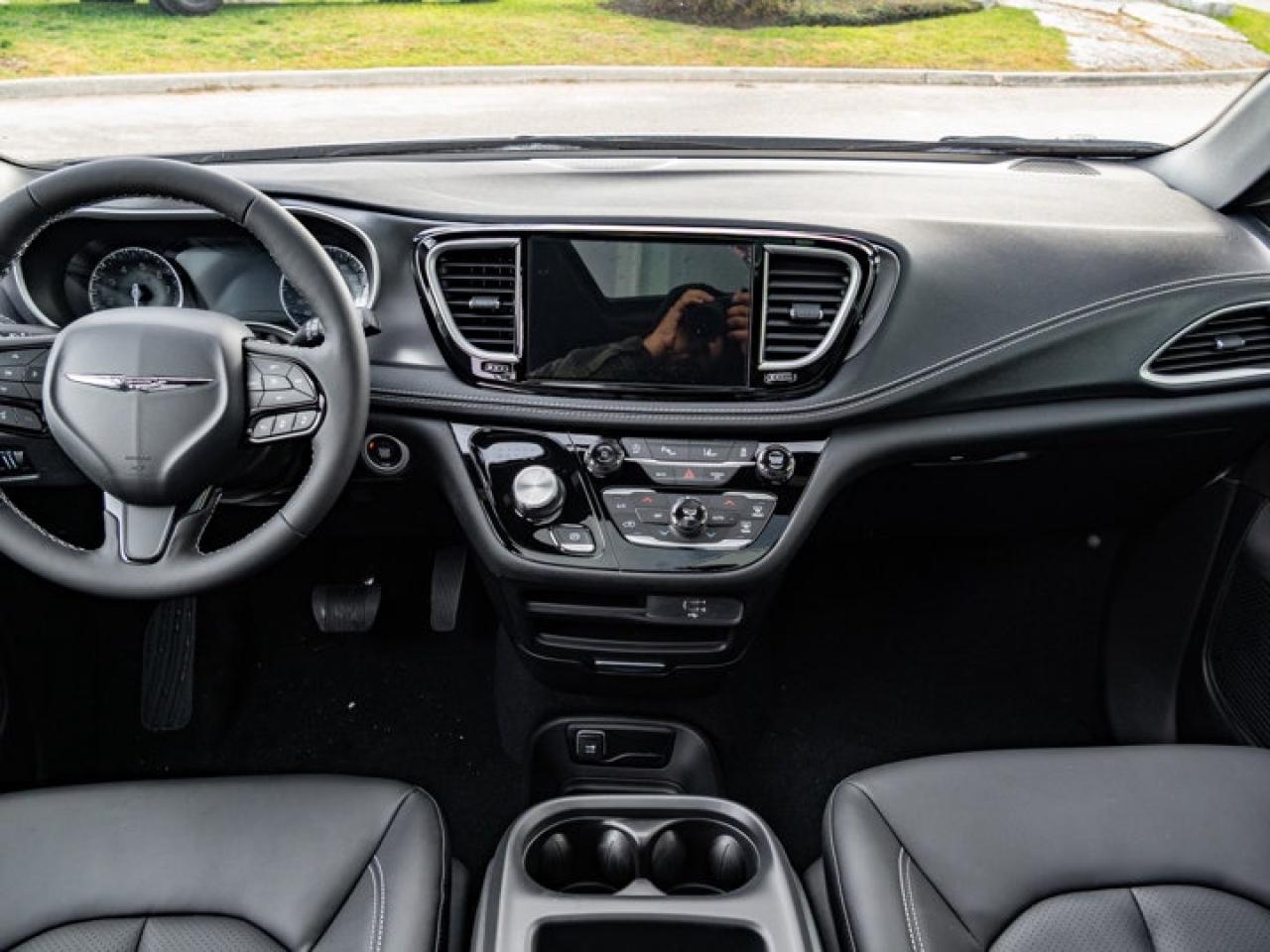 2026 Chrysler Pacifica Select Photo