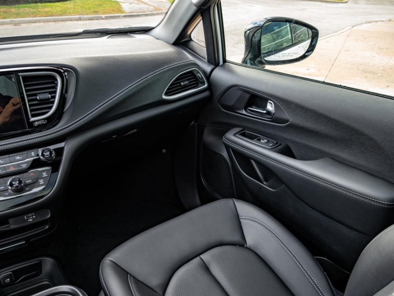 2026 Chrysler Pacifica Select Photo