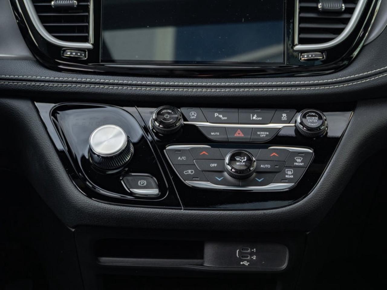 2026 Chrysler Pacifica Select Photo