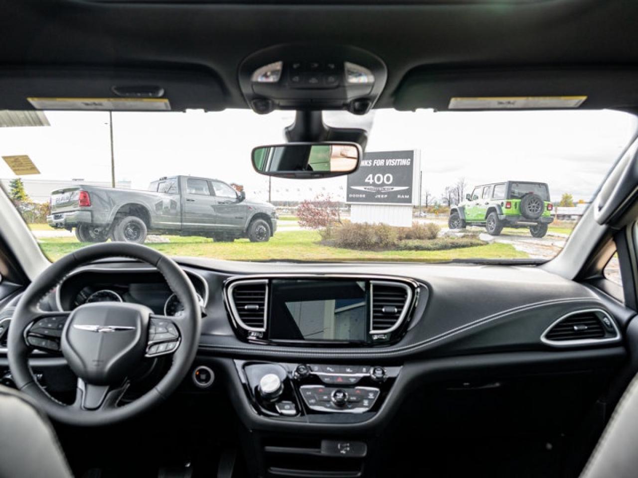 2026 Chrysler Pacifica Select Photo