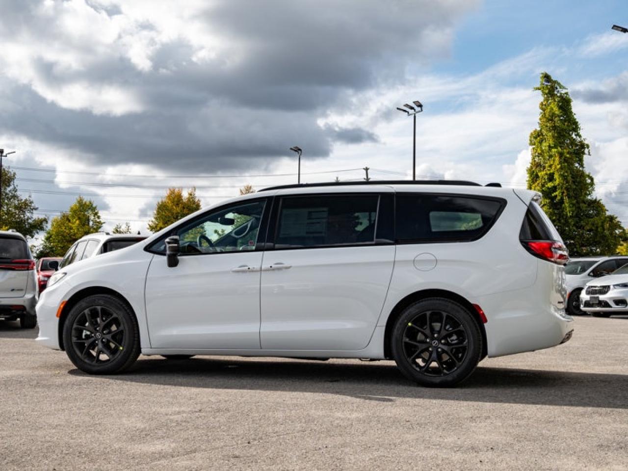 2026 Chrysler Pacifica Select Photo3