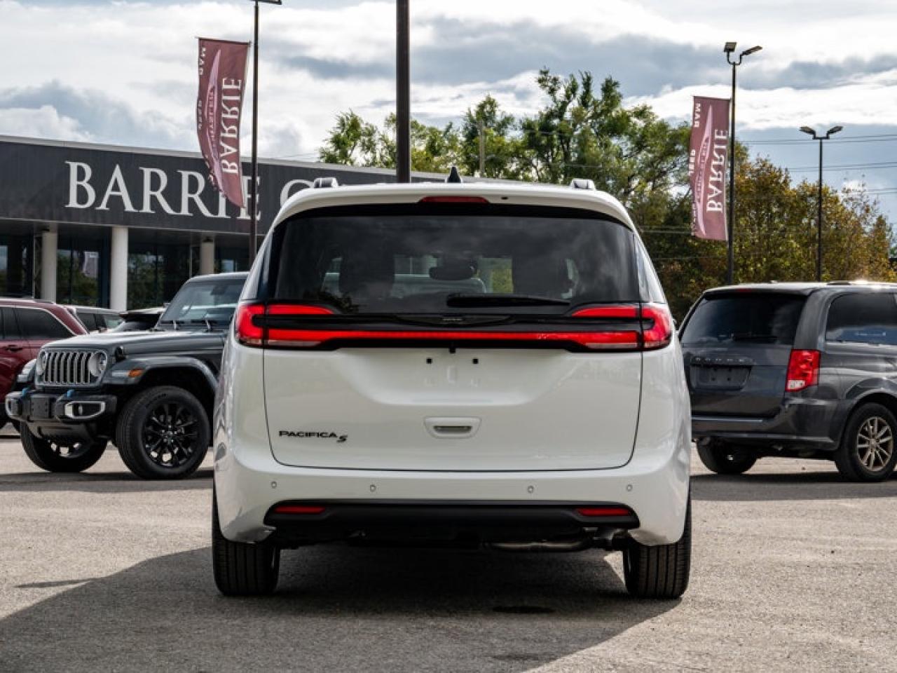 2026 Chrysler Pacifica Select Photo