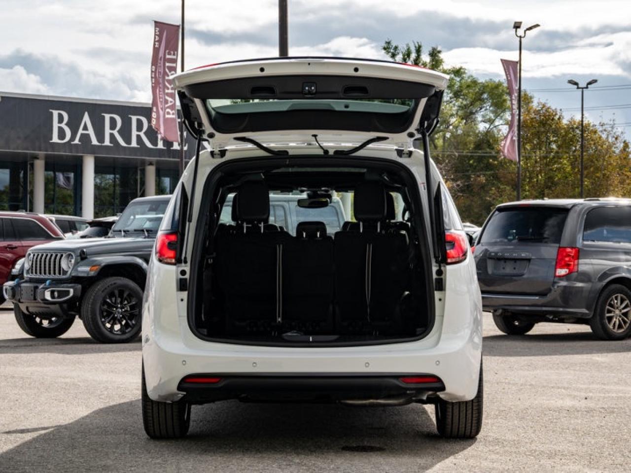 2026 Chrysler Pacifica Select Photo