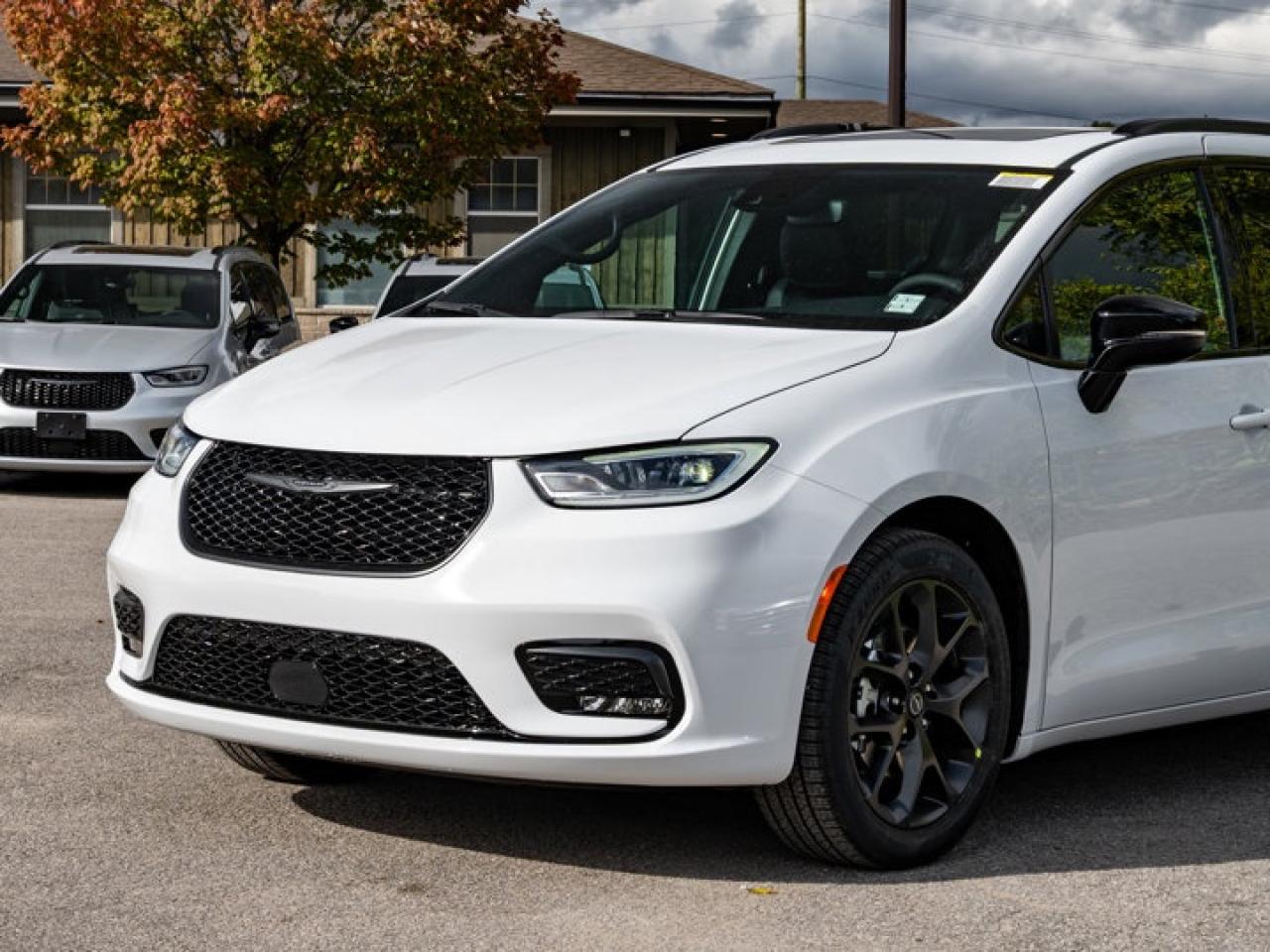 2026 Chrysler Pacifica Select Photo