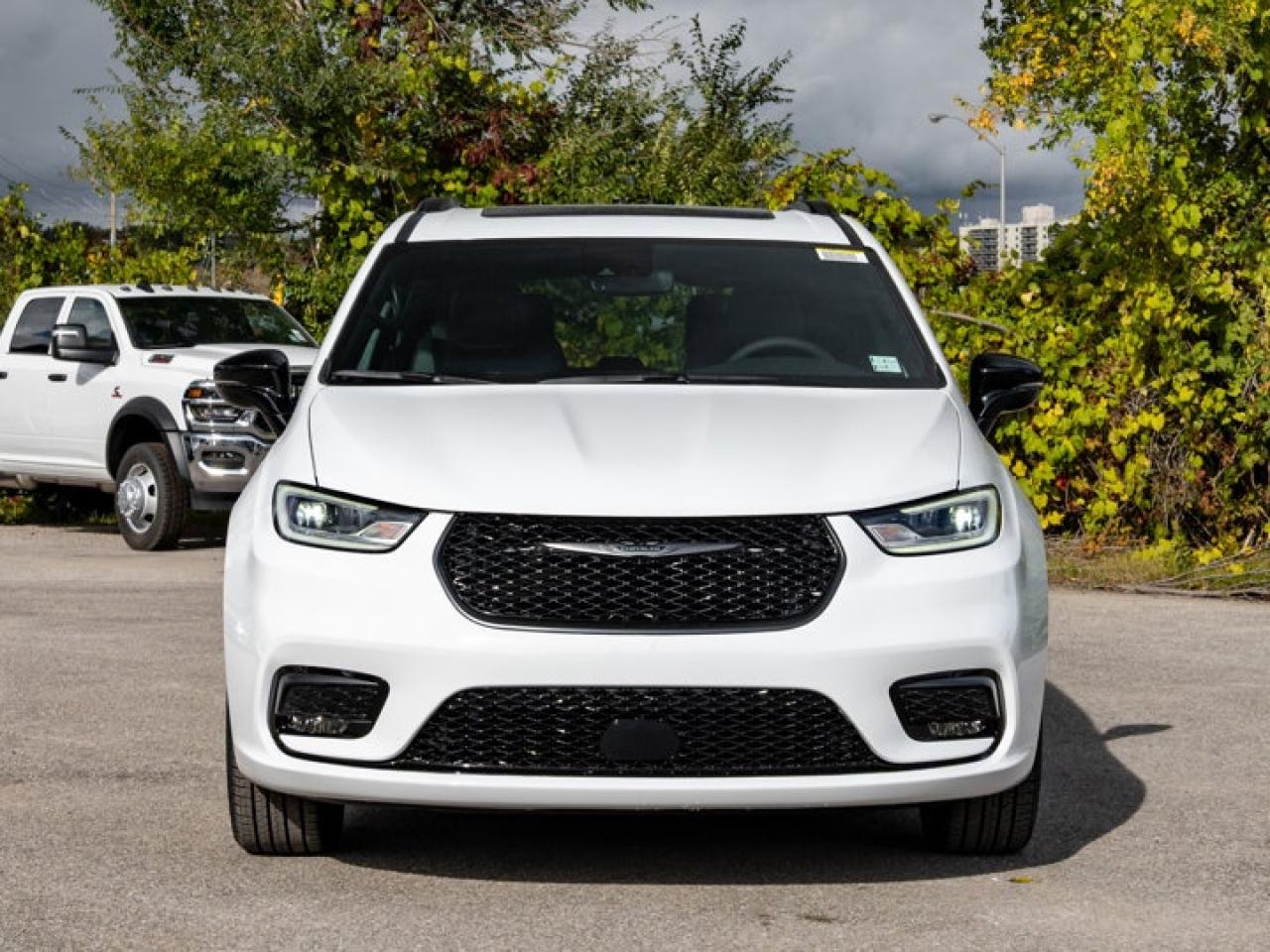 2026 Chrysler Pacifica Select Photo