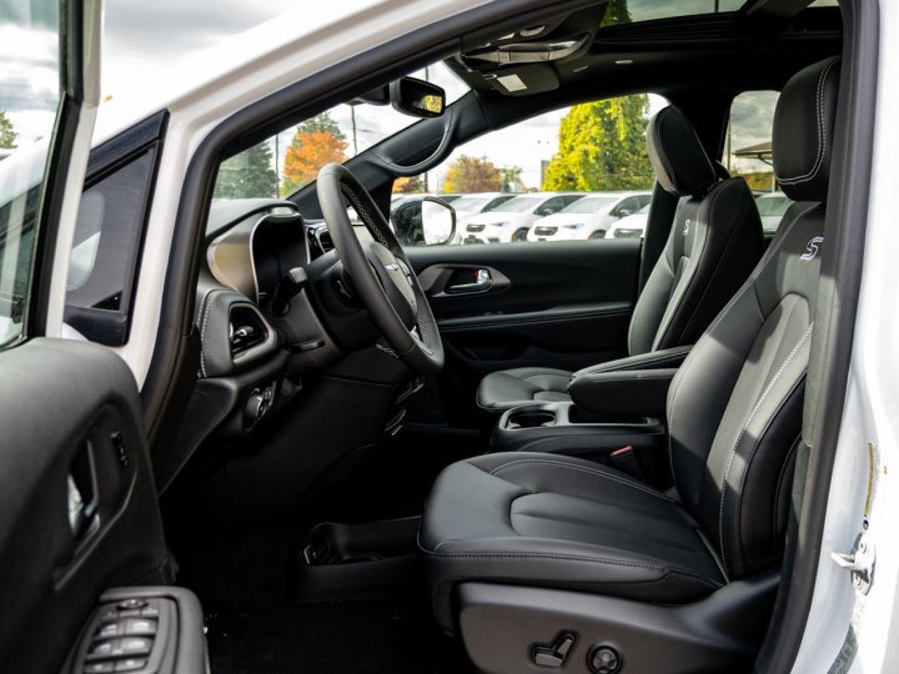 2026 Chrysler Pacifica Select Photo