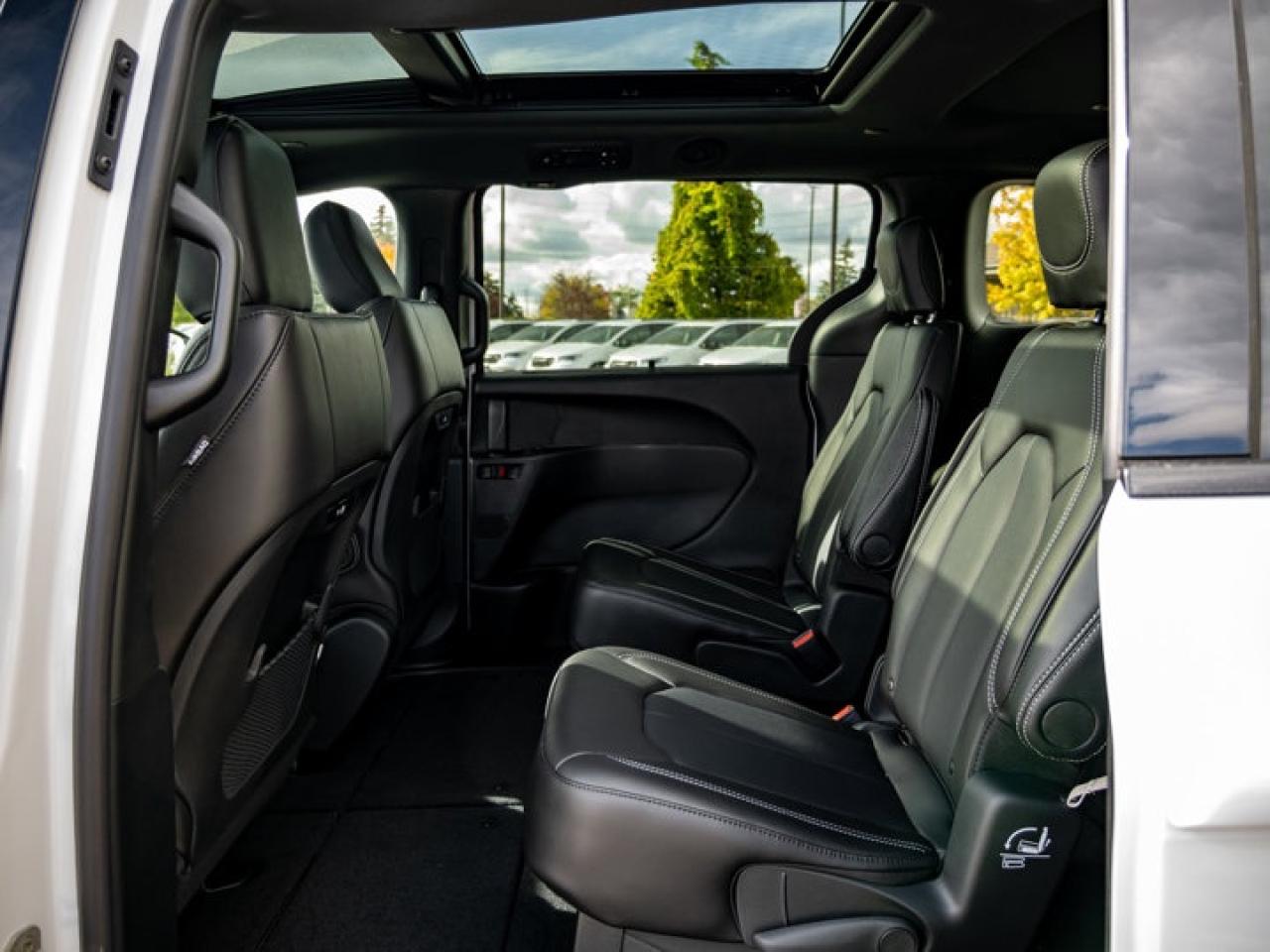 2026 Chrysler Pacifica Select Photo