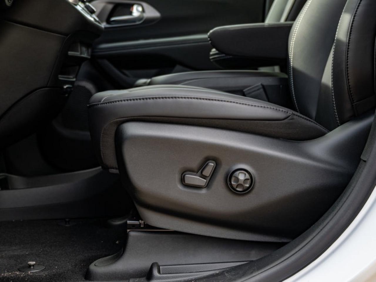 2026 Chrysler Pacifica Select Photo