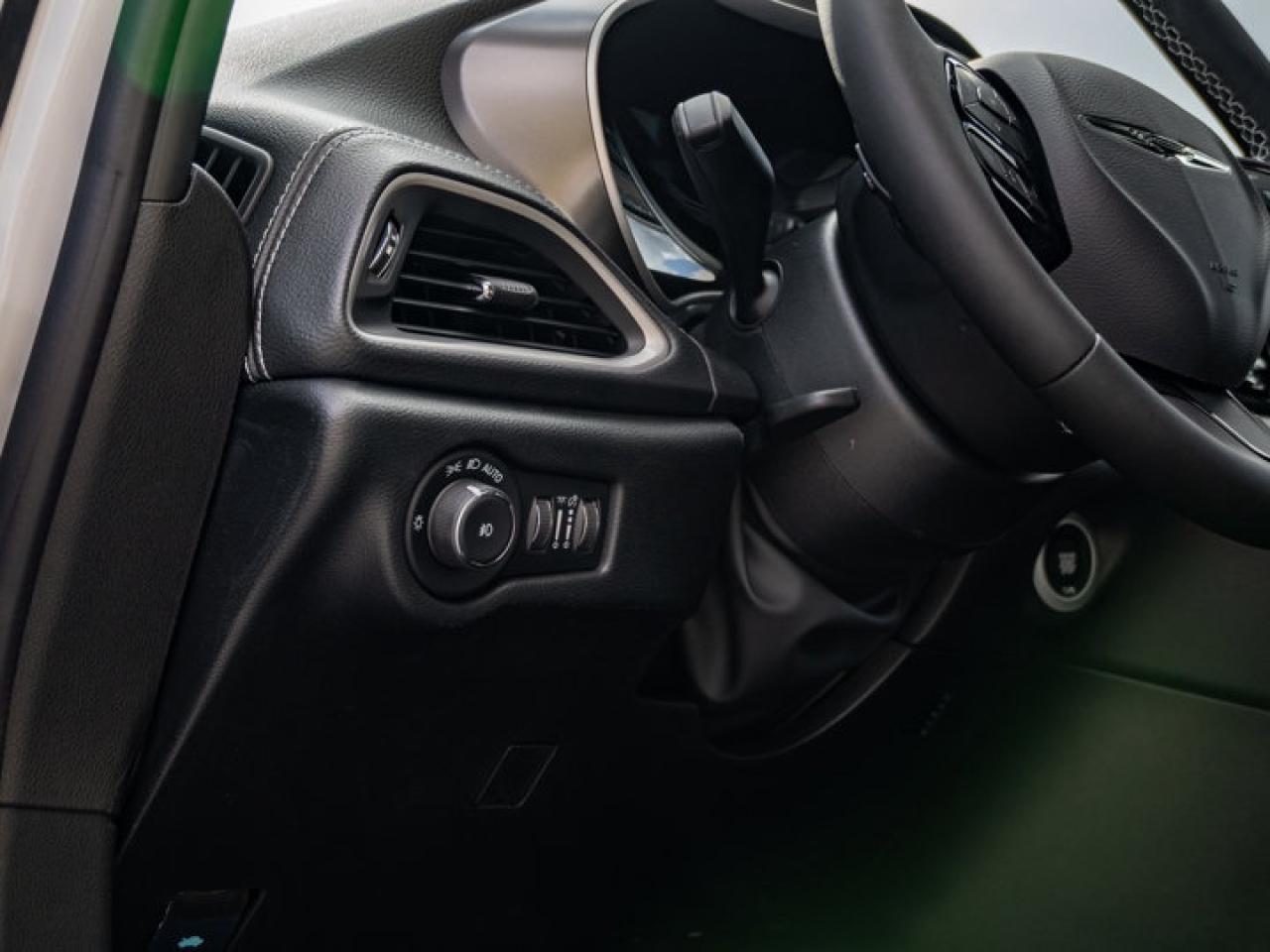 2026 Chrysler Pacifica Select Photo