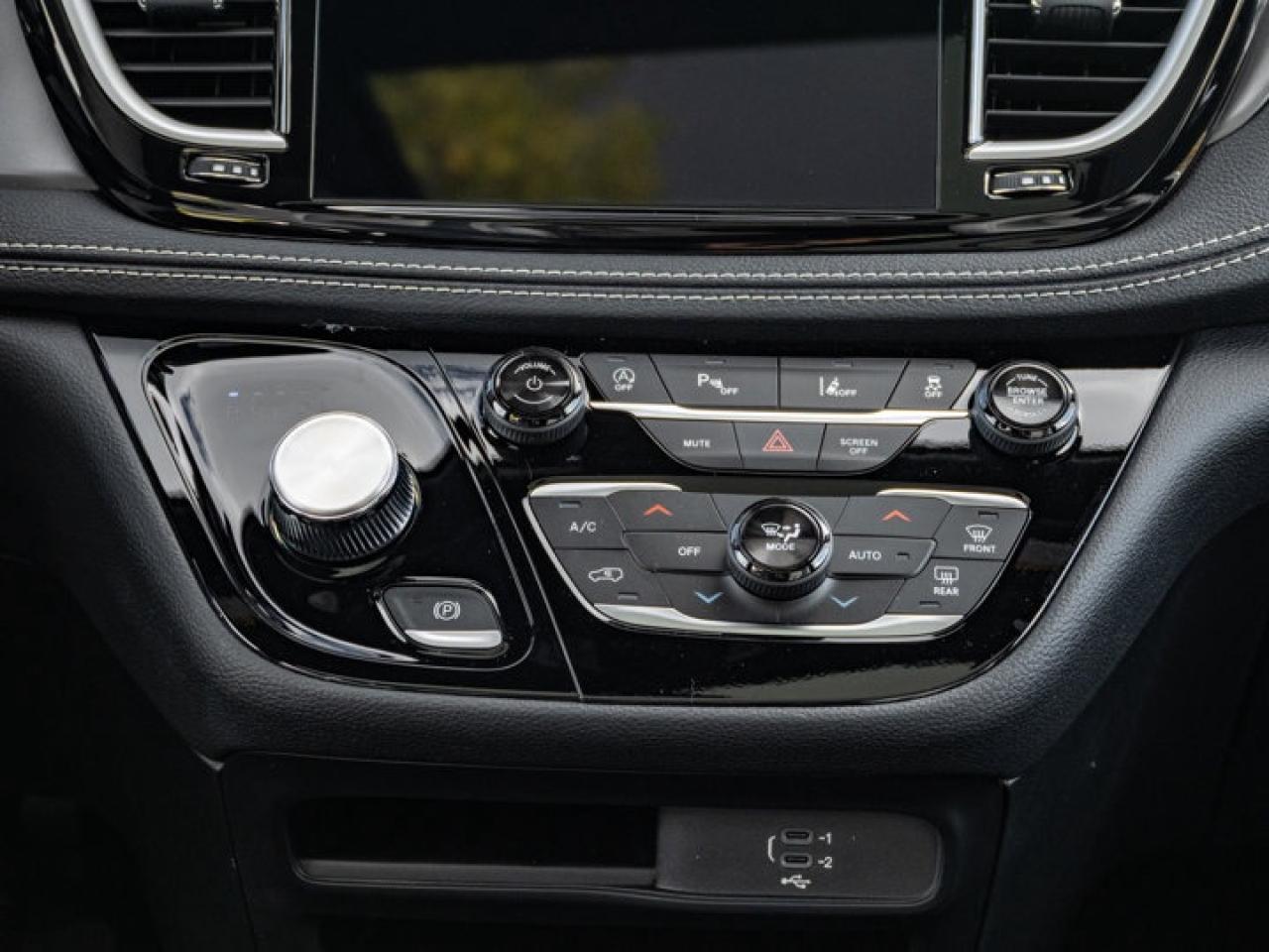 2026 Chrysler Pacifica Select Photo