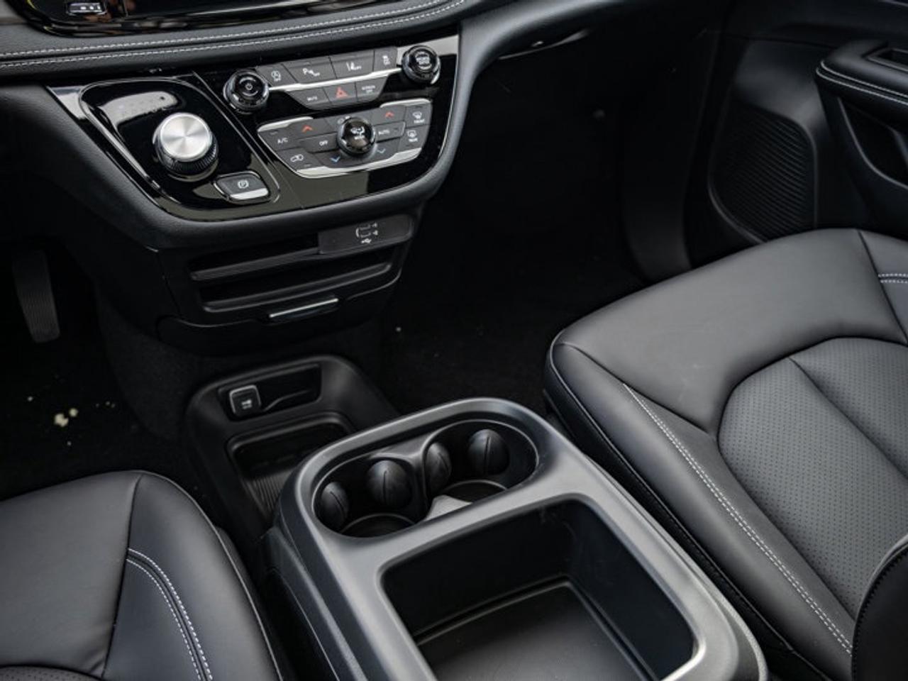 2026 Chrysler Pacifica Select Photo