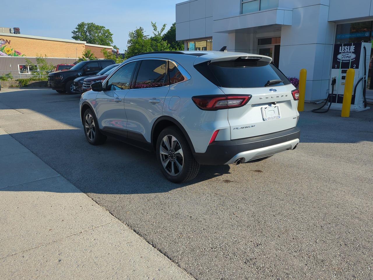 2025 Ford Escape Ford Blue Advantage - Platinum AWD Photo4