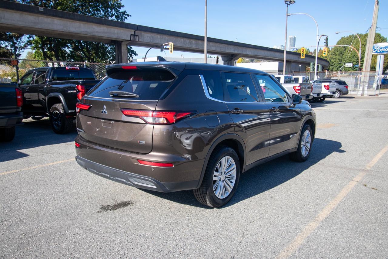 2024 Mitsubishi Outlander ES S-AWC Photo5