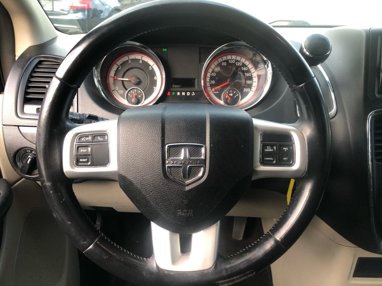 2017 Dodge Grand Caravan SXT / WOOD TRIM / 7 PASS Photo12