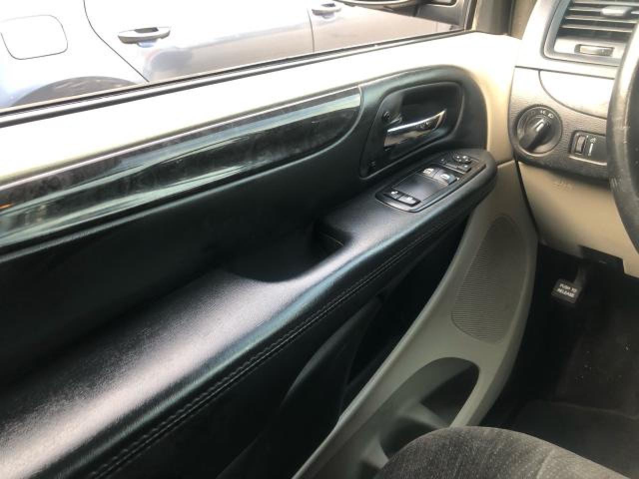 2017 Dodge Grand Caravan SXT / WOOD TRIM / 7 PASS Photo