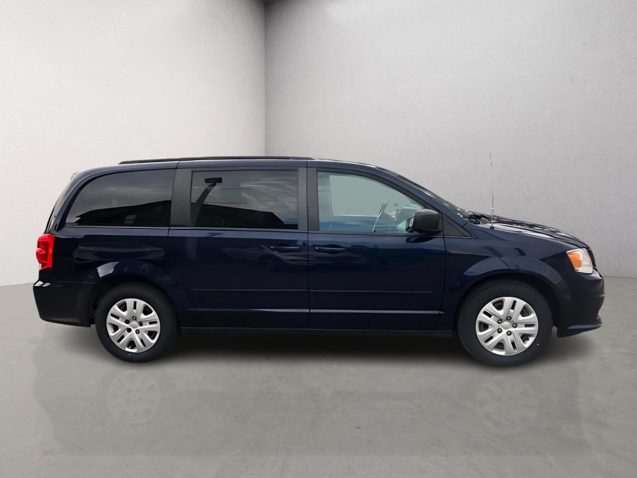 2017 Dodge Grand Caravan SXT / WOOD TRIM / 7 PASS Photo4