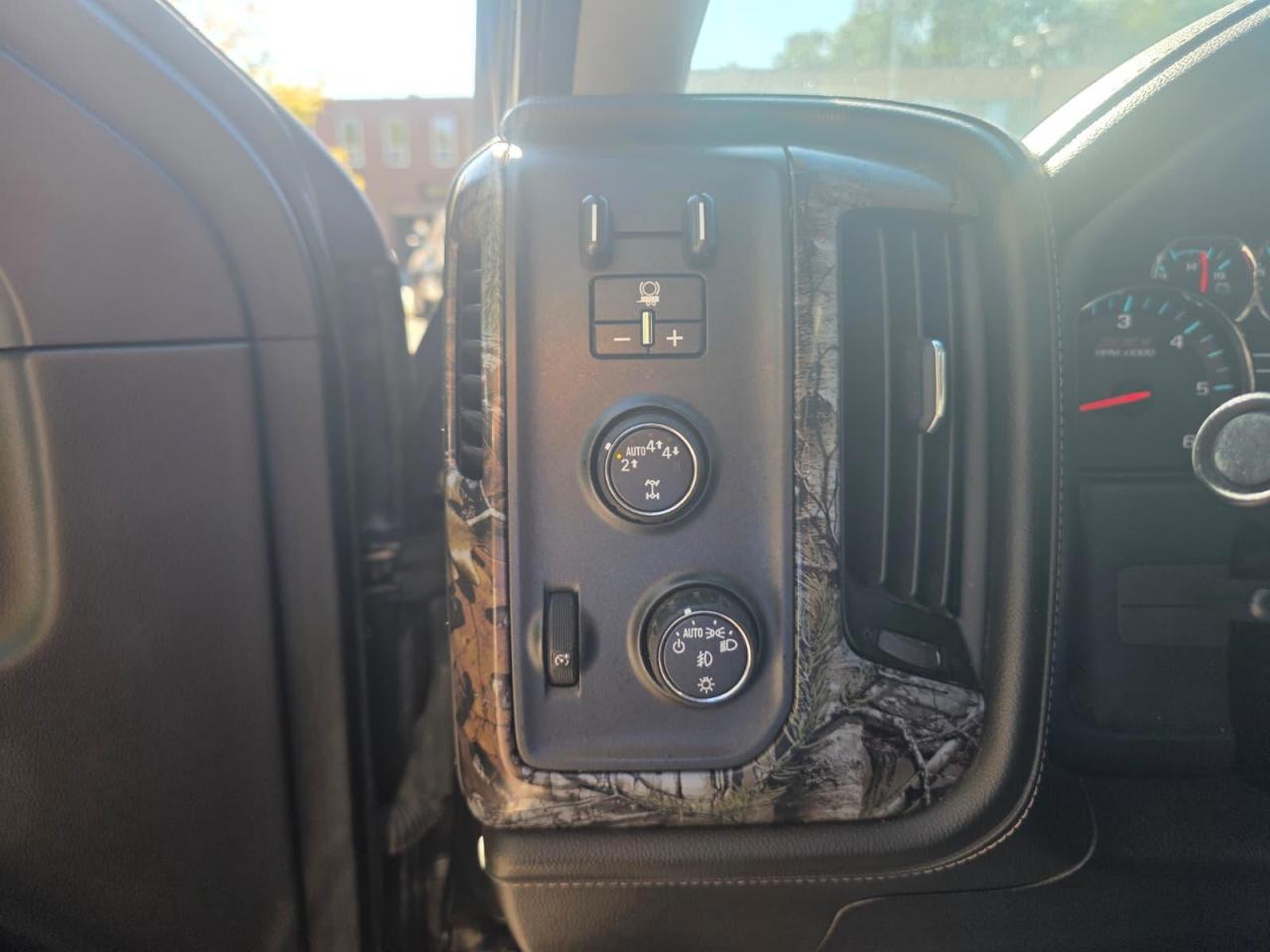 2017 Chevrolet Silverado 1500 LTZ Crew Cab Long Box 4WD - Photo #13