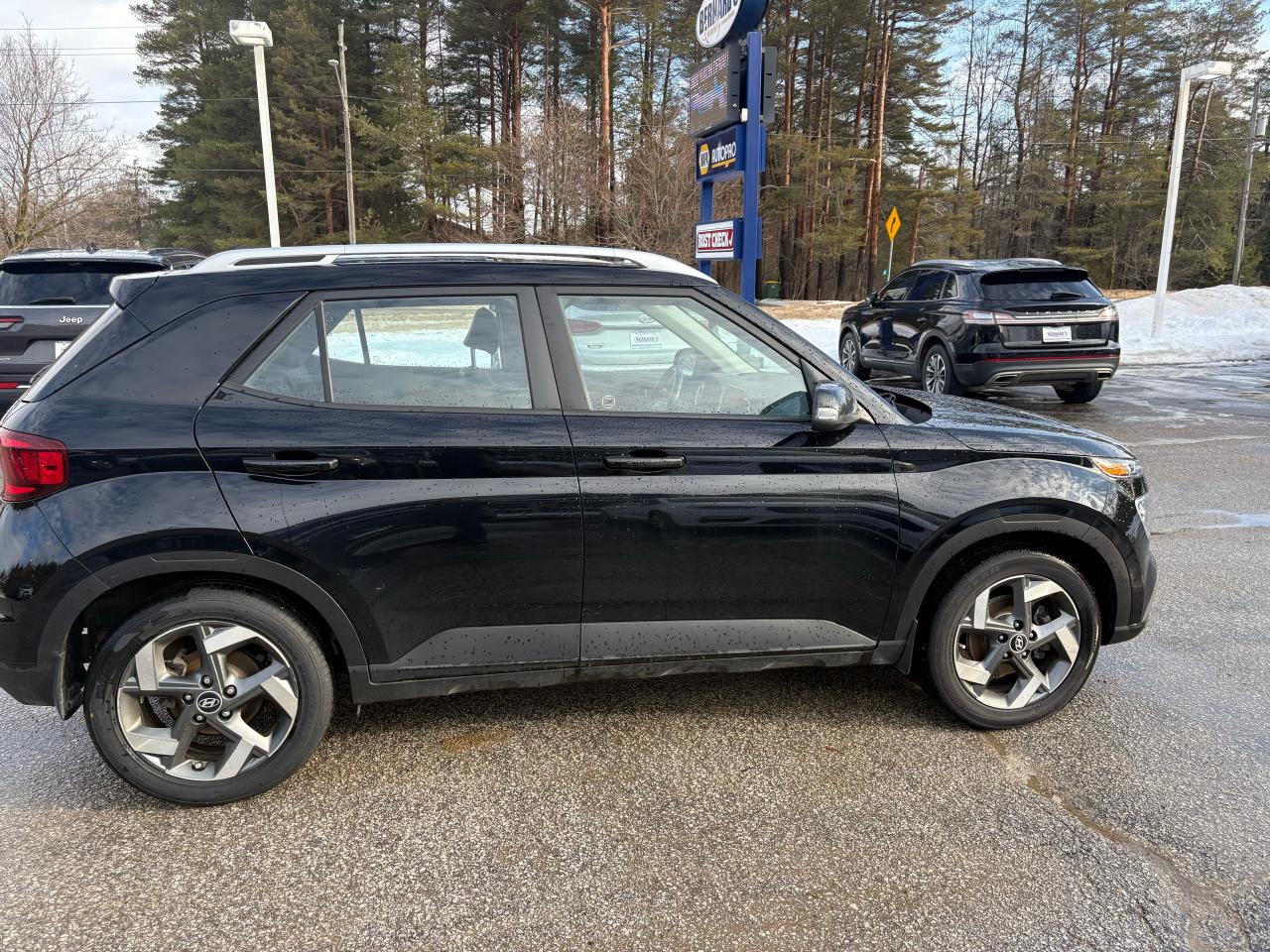 2022 Hyundai Venue Ultimate Photo3