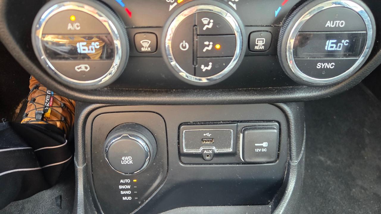 2016 Jeep Renegade 4WD 4DR LIMITED - Photo #14