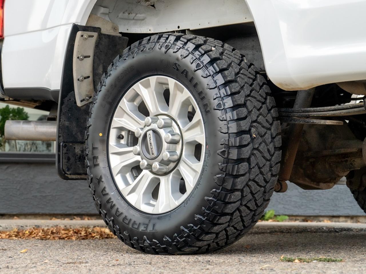 2022 Ford SUPER DUTY F-250 SRW XLT 4WD Crew Cab Photo3