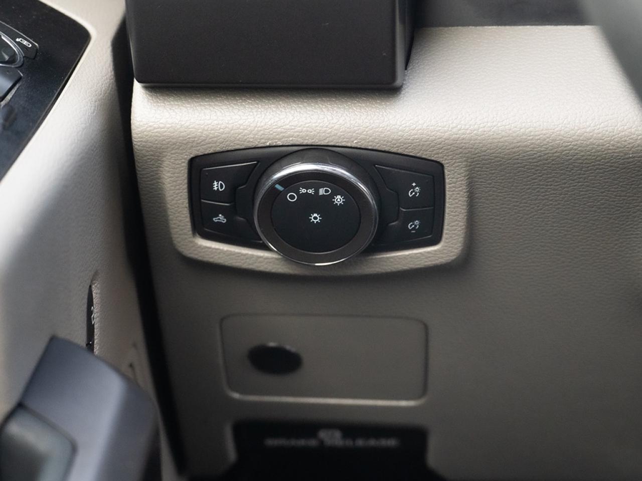 2022 Ford SUPER DUTY F-250 SRW XLT 4WD Crew Cab Photo11