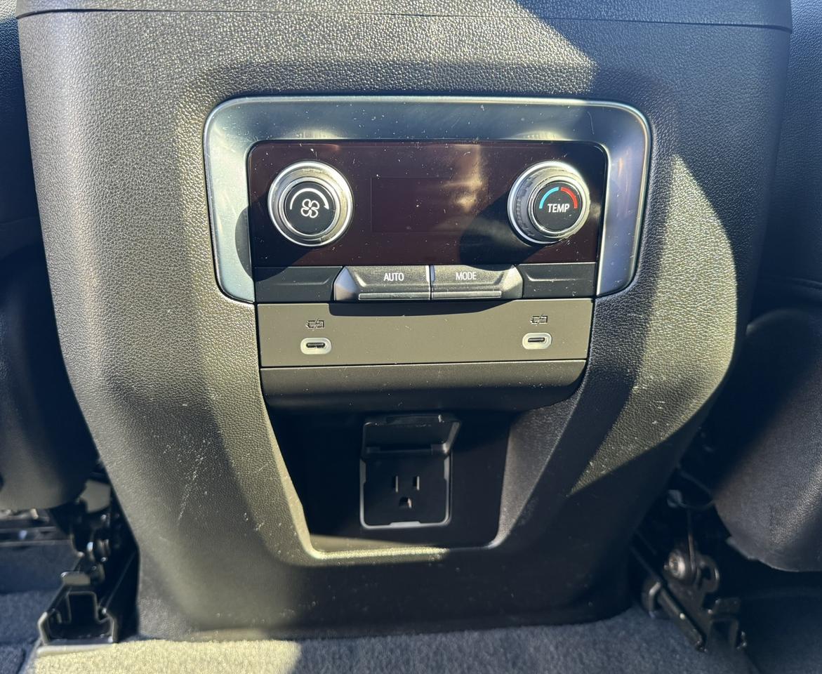 2023 Chevrolet Suburban 4WD 4dr LT Photo