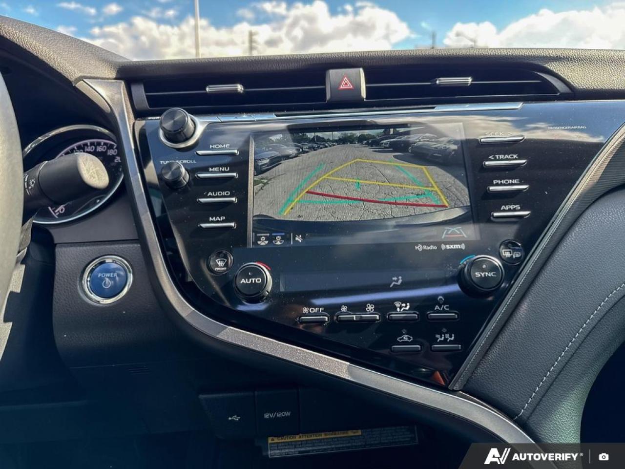 2020 Toyota Camry SE UPGRADE/ HYBRID / NO ACCIDENTS / LEATHER / ROOF - Photo #16