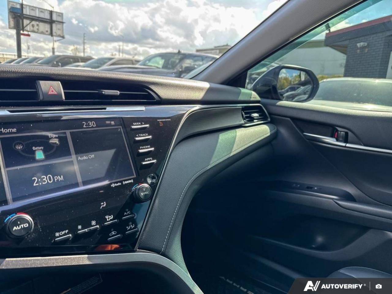 2020 Toyota Camry SE UPGRADE/ HYBRID / NO ACCIDENTS / LEATHER / ROOF - Photo #24