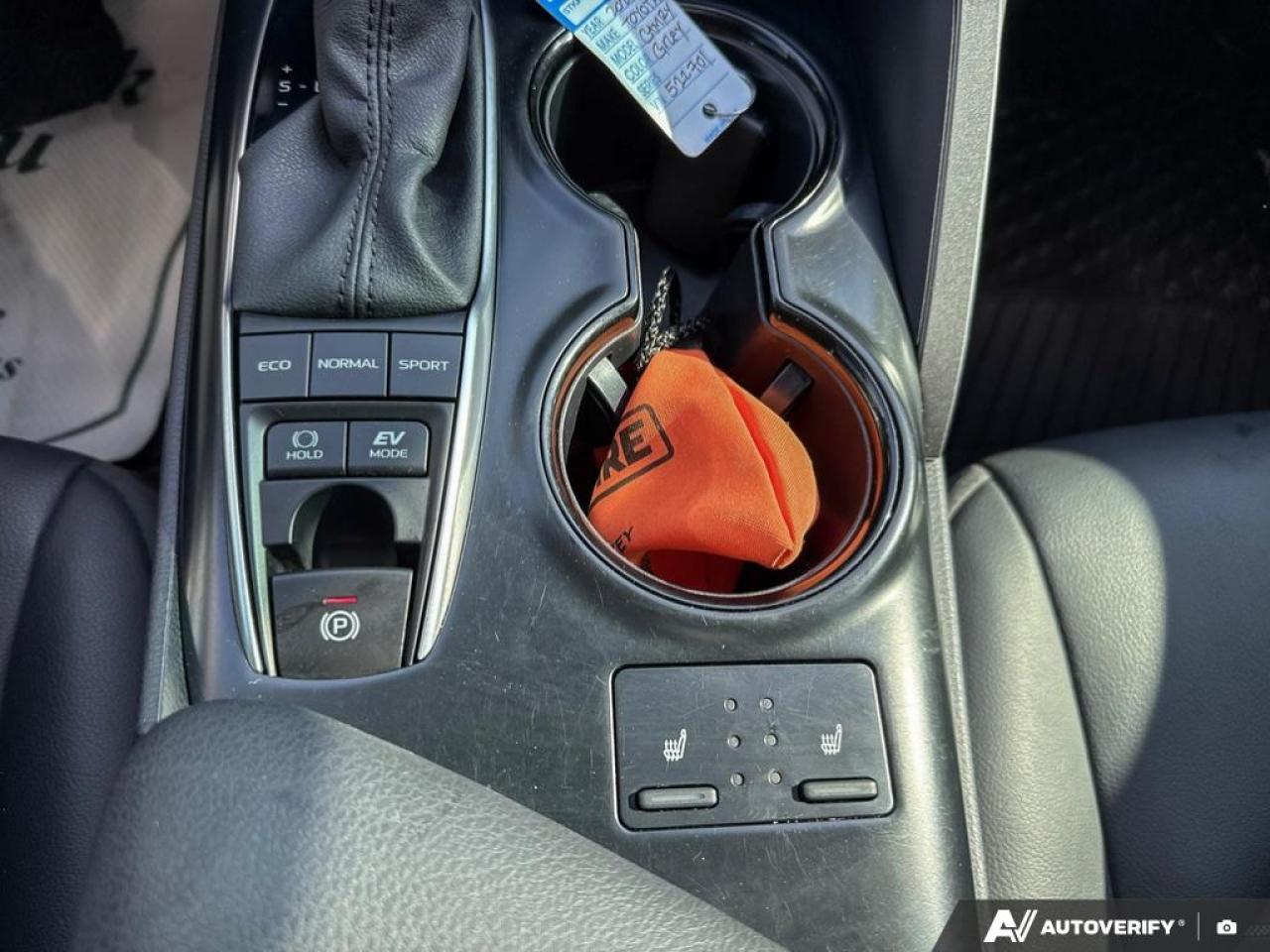 2020 Toyota Camry SE UPGRADE/ HYBRID / NO ACCIDENTS / LEATHER / ROOF - Photo #18