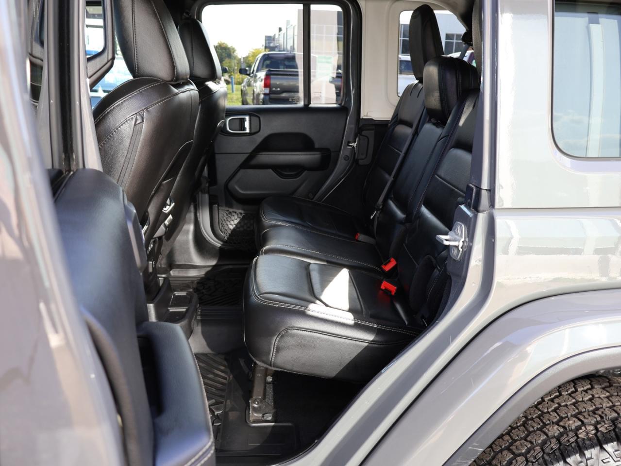 2019 Jeep Wrangler UNLIMITED SAHARA 4WD CERTIFIED *ACCIDENT FREE*JEEP MAINTAIN* CAMERA NAV BLUETOOTH LEATHER HEATED SEATS CRUISE ALLOYS - Photo #16