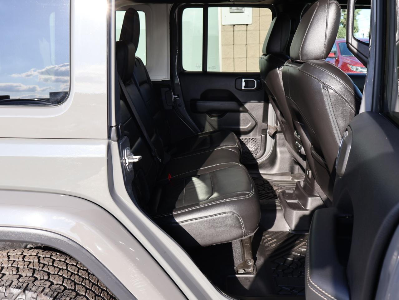 2019 Jeep Wrangler UNLIMITED SAHARA 4WD CERTIFIED *ACCIDENT FREE*JEEP MAINTAIN* CAMERA NAV BLUETOOTH LEATHER HEATED SEATS CRUISE ALLOYS - Photo #17