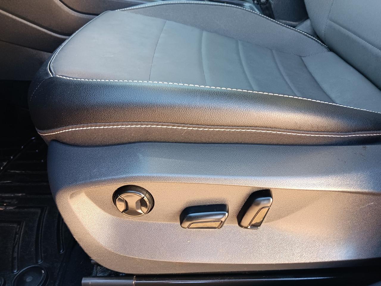 2022 Volkswagen Taos Comfortline +, Pano, BU Cam, Htd Seats, Blindspot - Photo #11