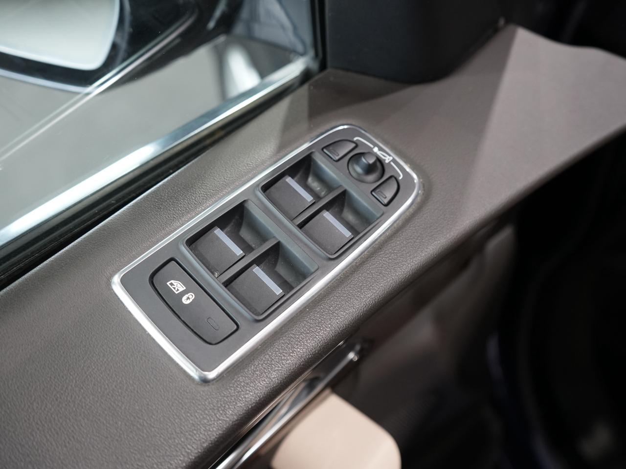 2017 Jaguar F-PACE Prestige/PANO/CARPLAY/MERIDIAN/NO ACCIDENT/LOW KM Photo
