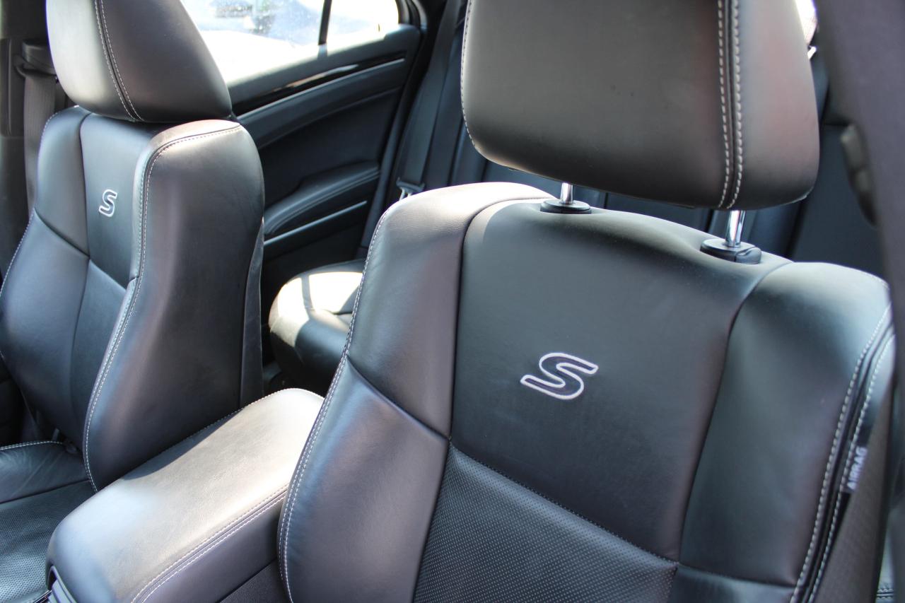 2023 Chrysler 300 300S AWD - Photo #10