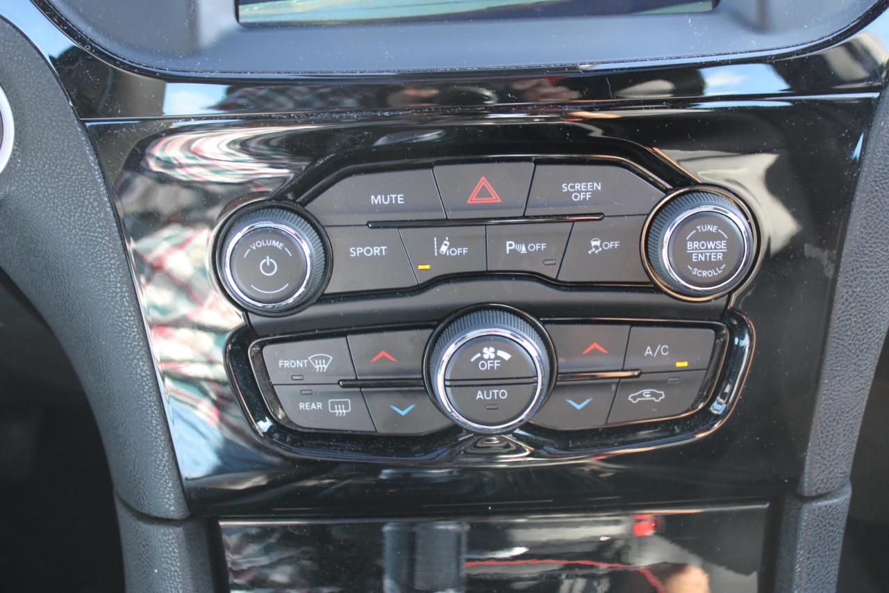 2023 Chrysler 300 300S AWD - Photo #5
