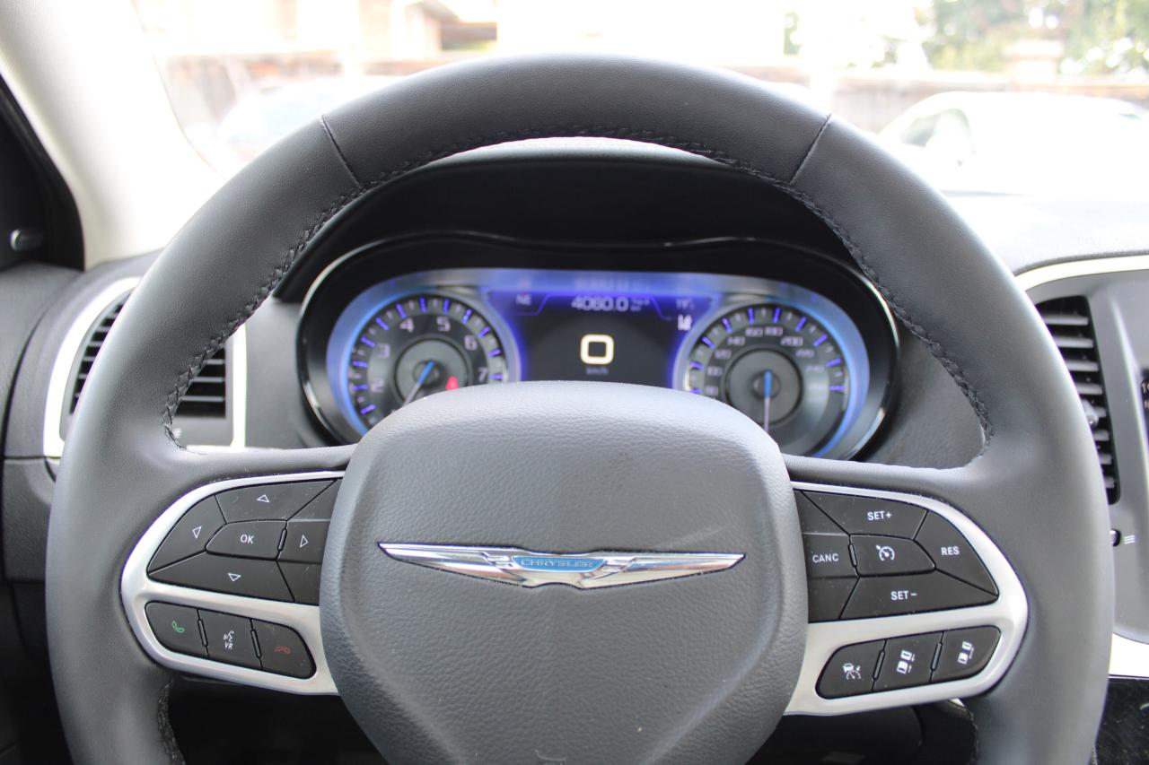 2023 Chrysler 300 300 Touring L RWD - Photo #7