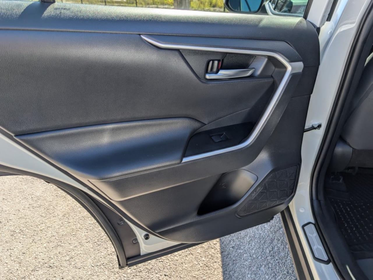 2021 Toyota RAV4 XLE  **LOW KMS - 1 OWNER** Photo