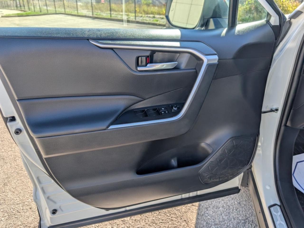 2021 Toyota RAV4 XLE  **LOW KMS - 1 OWNER** Photo
