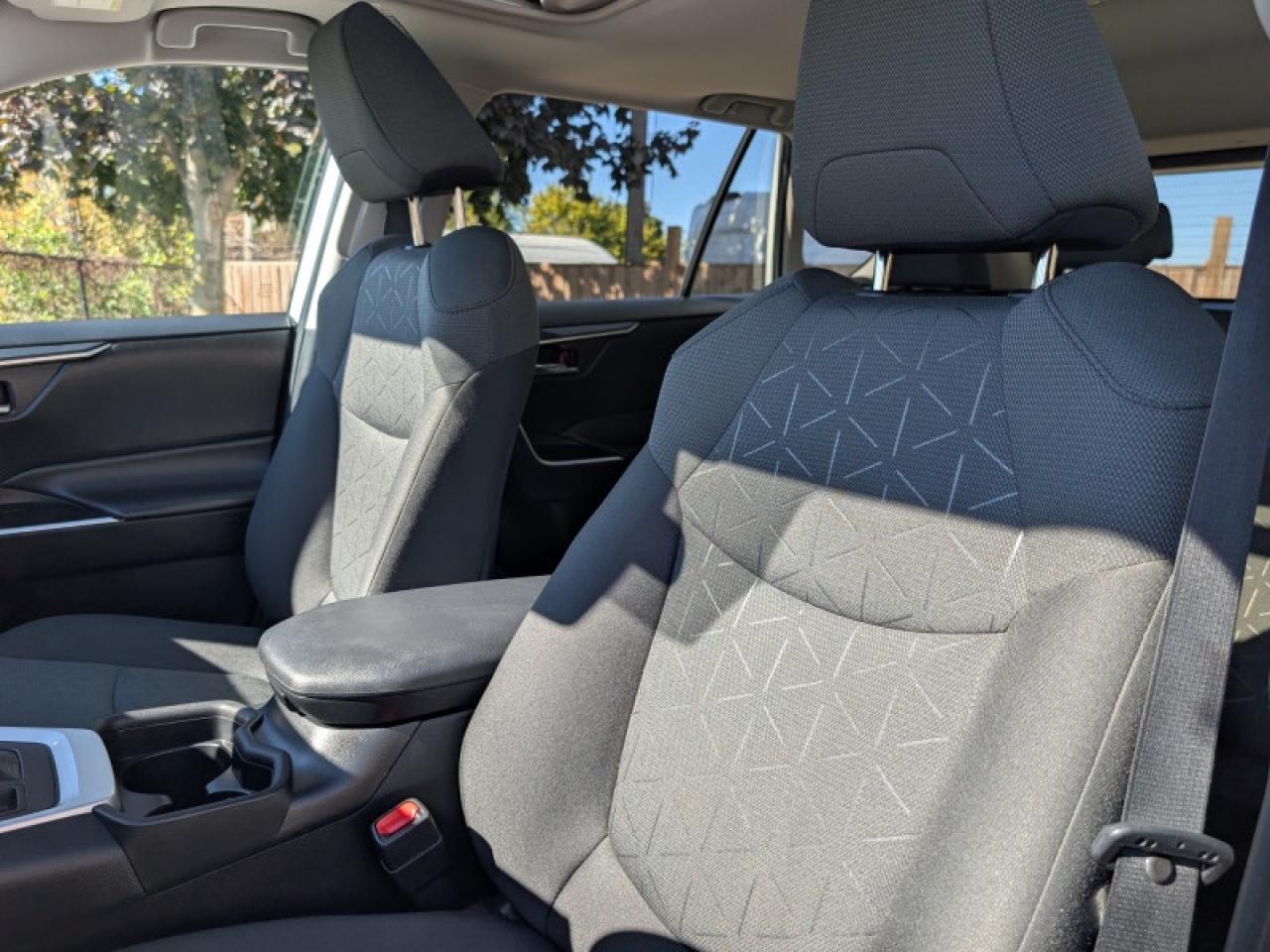 2021 Toyota RAV4 XLE  **LOW KMS - 1 OWNER** Photo