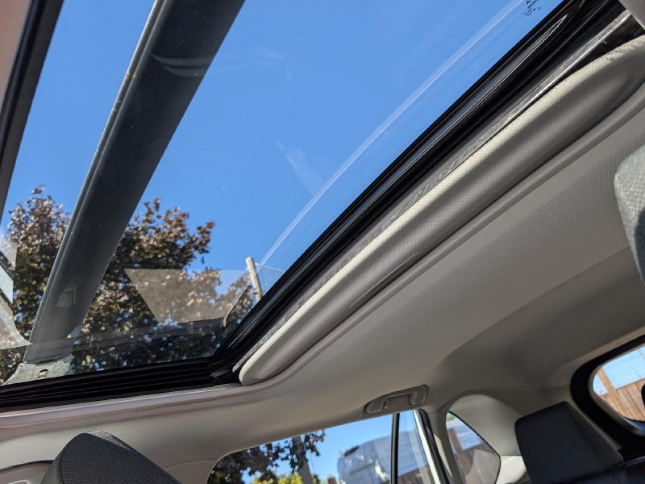 2021 Toyota RAV4 XLE  **LOW KMS - 1 OWNER** Photo