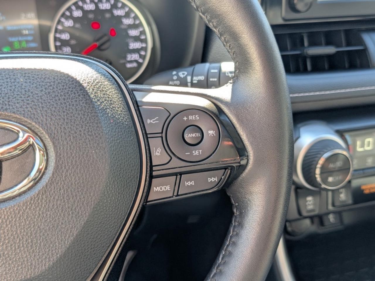 2021 Toyota RAV4 XLE  **LOW KMS - 1 OWNER** Photo