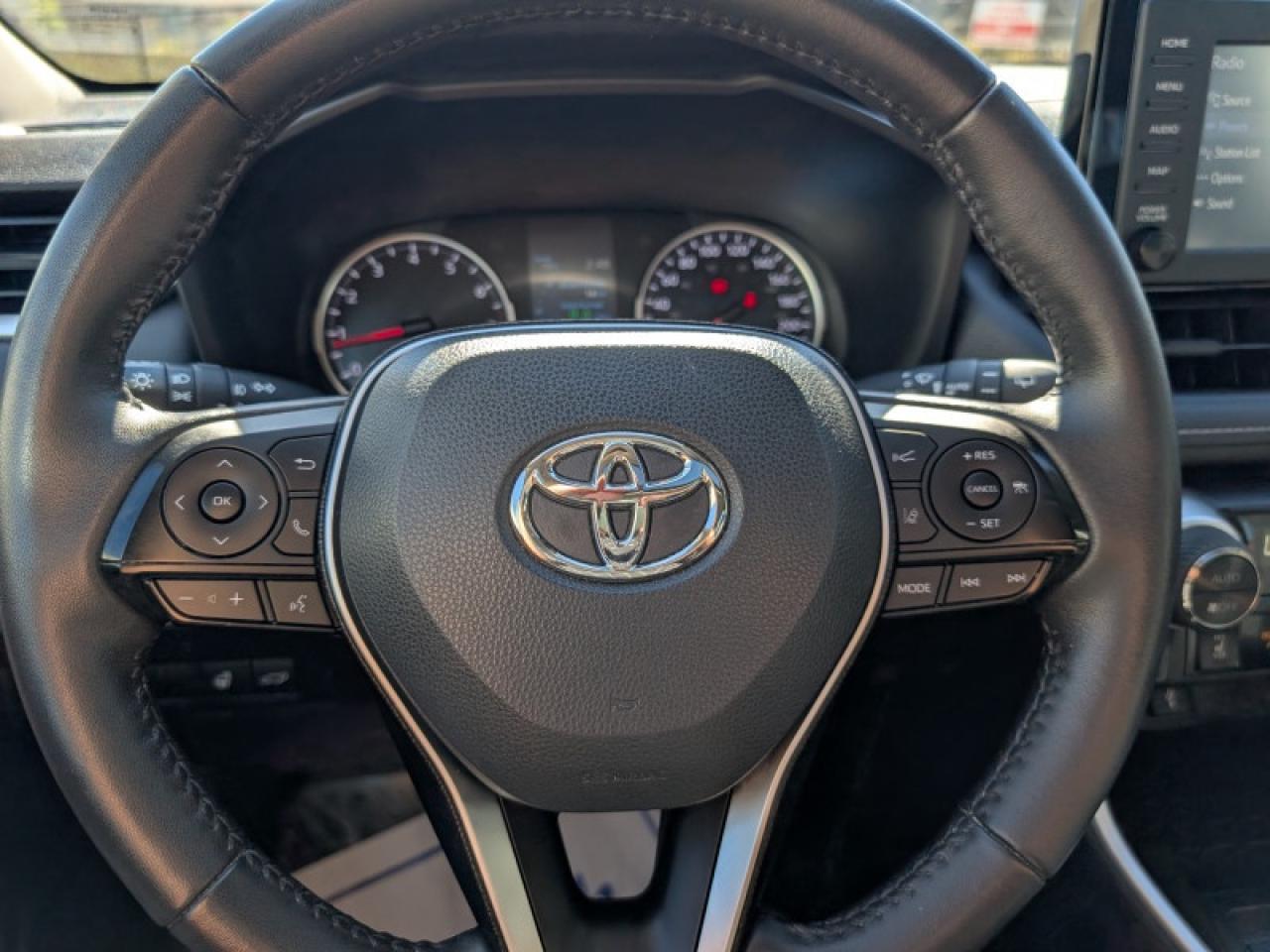 2021 Toyota RAV4 XLE  **LOW KMS - 1 OWNER** Photo