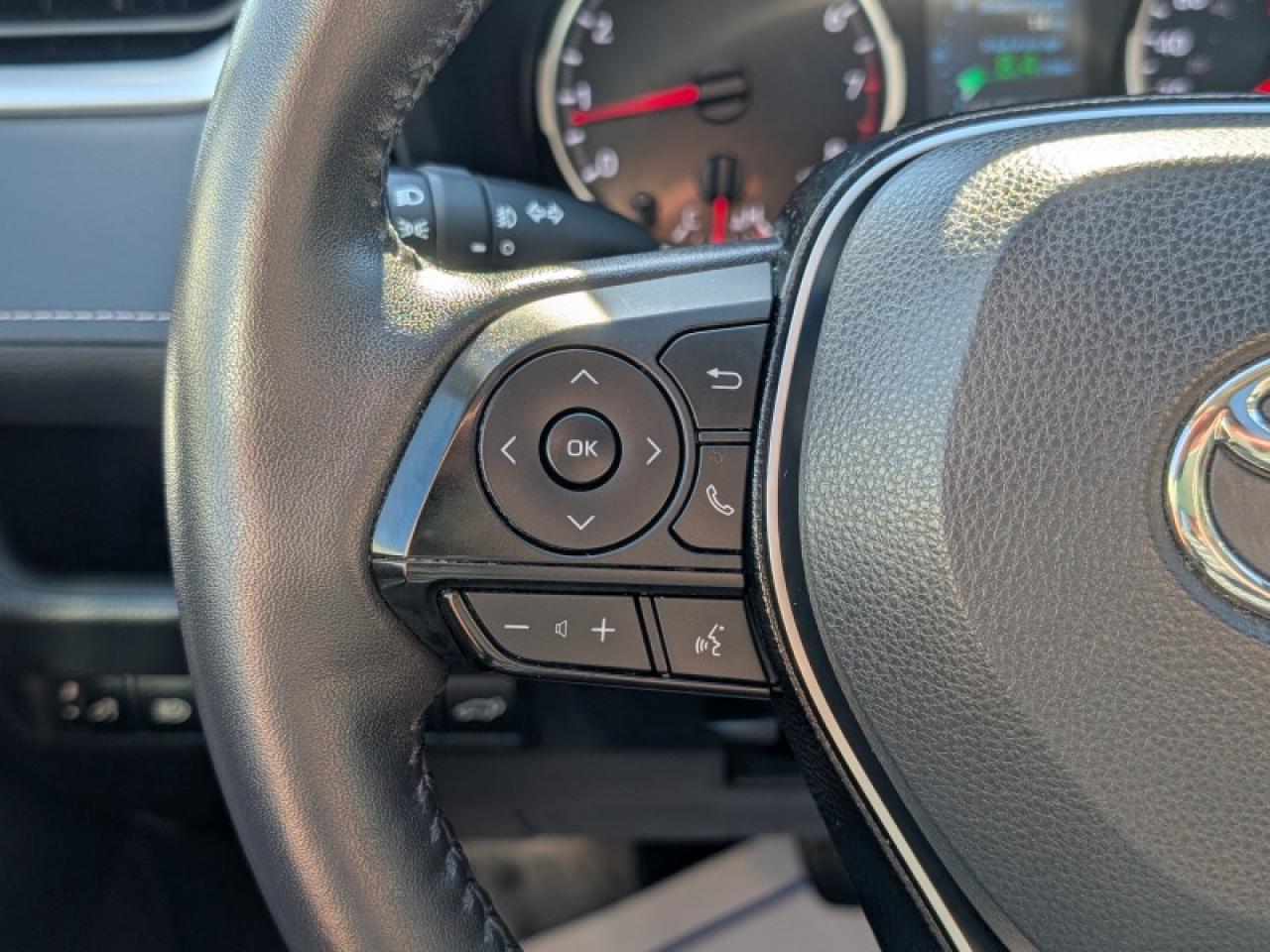 2021 Toyota RAV4 XLE  **LOW KMS - 1 OWNER** Photo