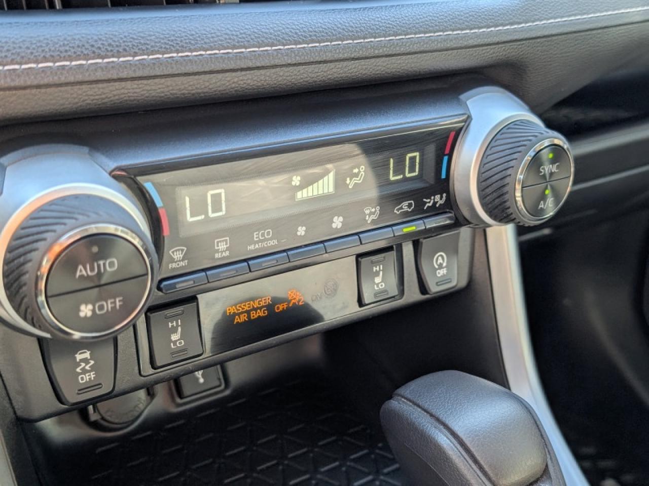 2021 Toyota RAV4 XLE  **LOW KMS - 1 OWNER** Photo